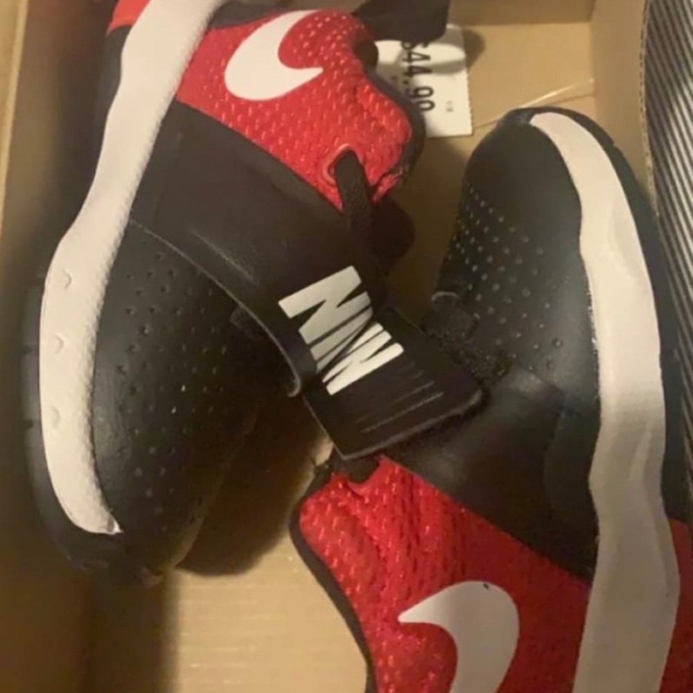 NIKE